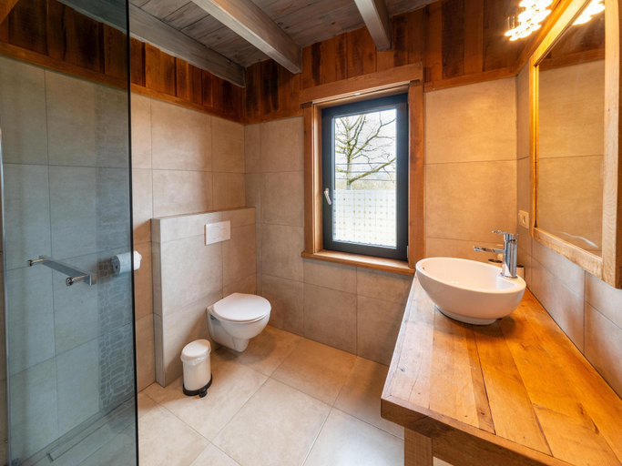 Others 2, Lush holiday home with bubble bath and sauna, Namur