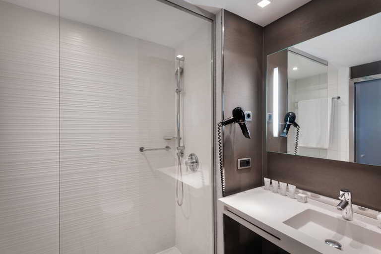 Bathroom 4, Long Beach Marriott, Los Angeles