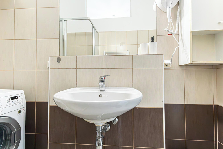 Bathroom 5, Affordable 2BR Apartment Near Belvedere, Wien