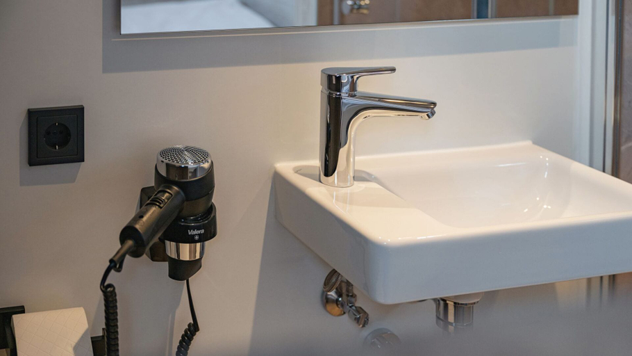 Bathroom 5, Roatel Emden A31, Emden