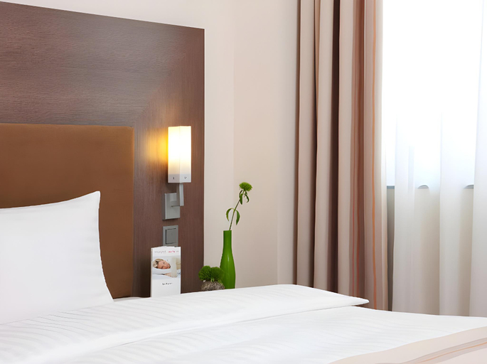 Bedroom 4, IntercityHotel Berlin Hauptbahnhof, Berlin