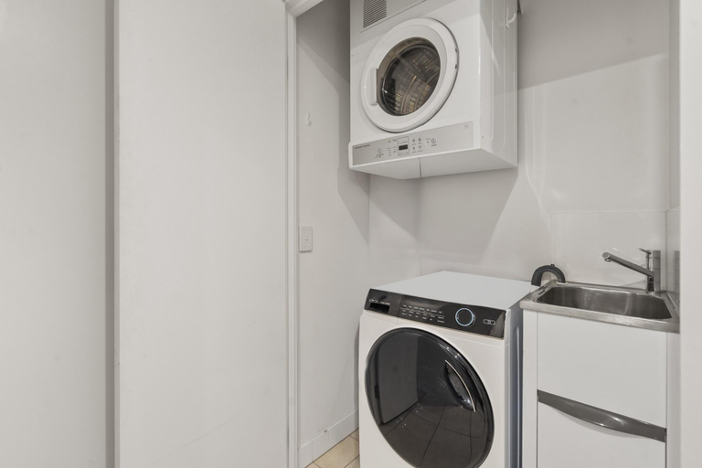 Clothes dryer, Stylish 2-Bed Apartment in Central South Brisbane, Brisbane