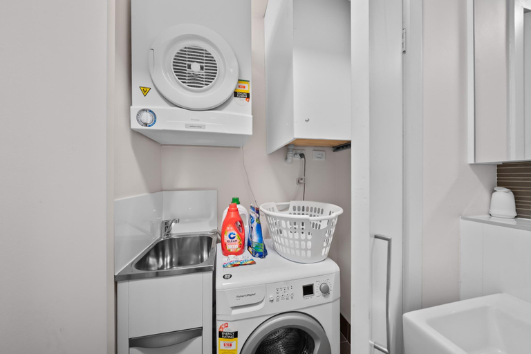 Clothes dryer, Bright 1-Bed Apartment in Greenway, Canberra