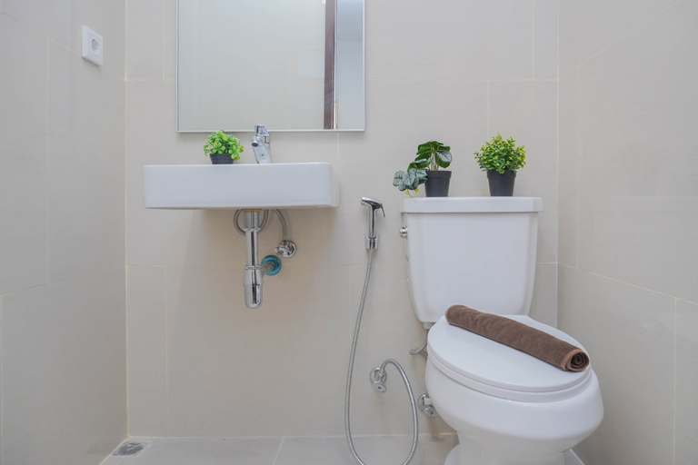 Bathroom 3, Comfortable and Lovely Studio at Apartment Vasaka Solterra By Travelio, Jakarta Selatan