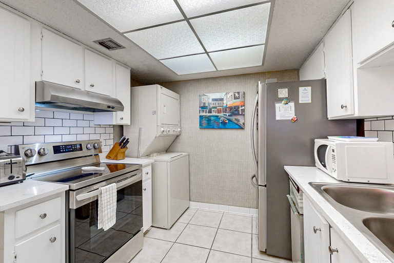 Private kitchen 4, Oceanfront Condo w/ Private Balcony & Stunning View - Boardwalk to Beach, Saint Johns
