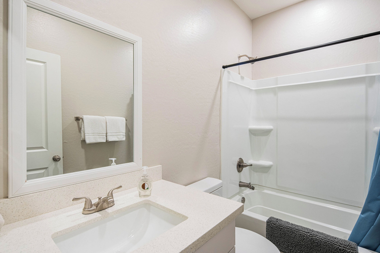 Bathroom 5, The One 415, Maricopa