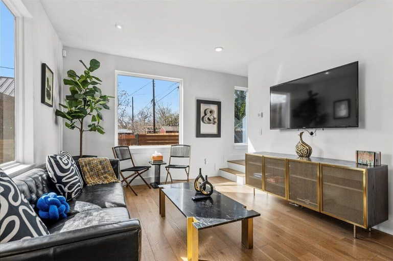 Living area 4, Gladeview Dr, Travis