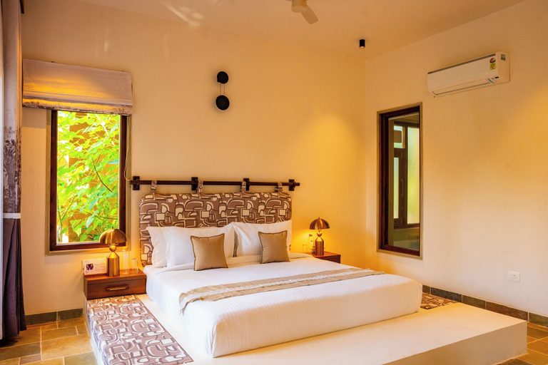 Room 4, Still River Suites with Heated Pool, Jacuzzi by ELIVAAS, Udaipur