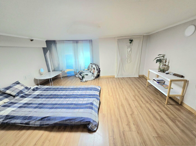 Bedroom 3, Like U, Goyang