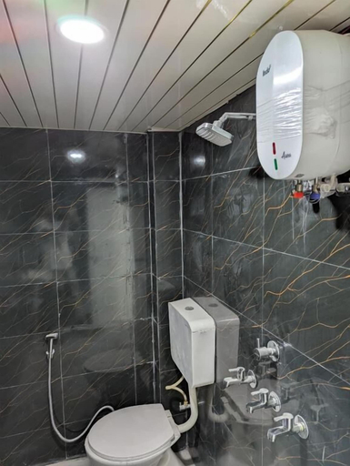 Bathroom 4, Meenakshi Guest House, Varanasi