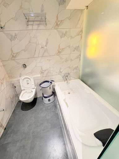 Bathroom 2, Hotel Canada, Ahmadabad