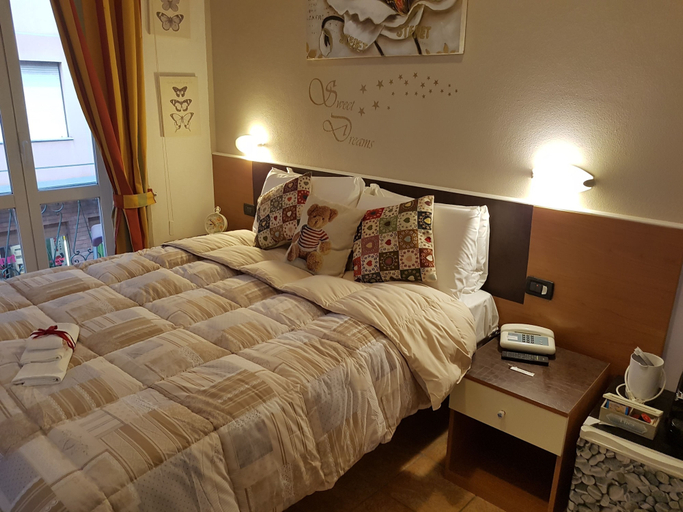 Bedroom 5, Hotel San Desiderio, Genova