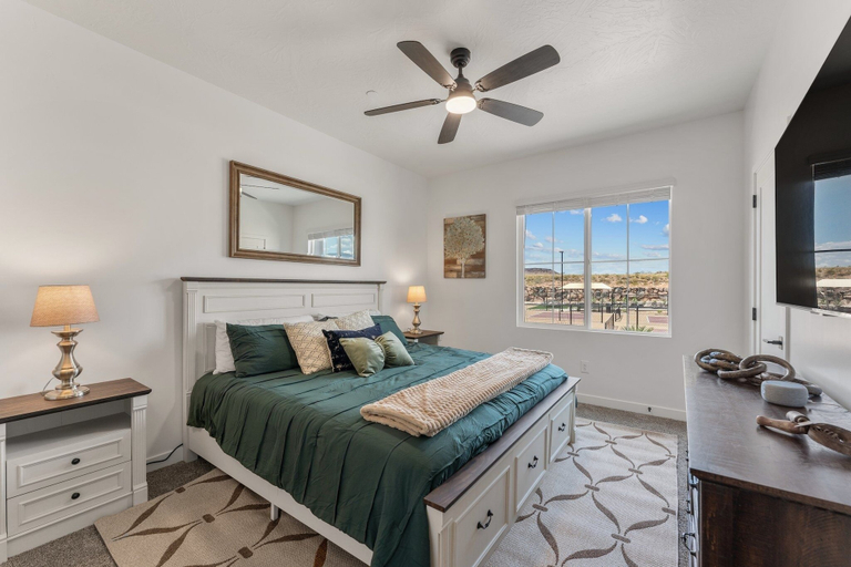 Room 2, Popular Poolside Retreat 4 Bedroom Townhouse, Washington