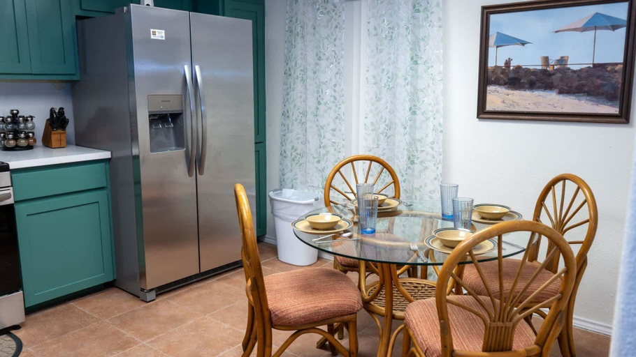 Dining 2, Renovated 1st Floor Beach 250ft Pool 2 Bedroom Apts, Cameron