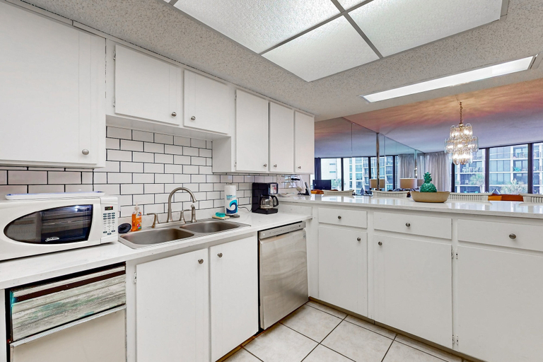 Private kitchen 5, Oceanfront Condo w/ Private Balcony & Stunning View - Boardwalk to Beach, Saint Johns