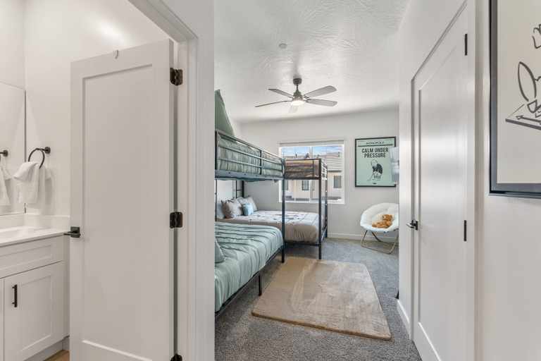 Room 5, Popular Poolside Retreat 4 Bedroom Townhouse, Washington