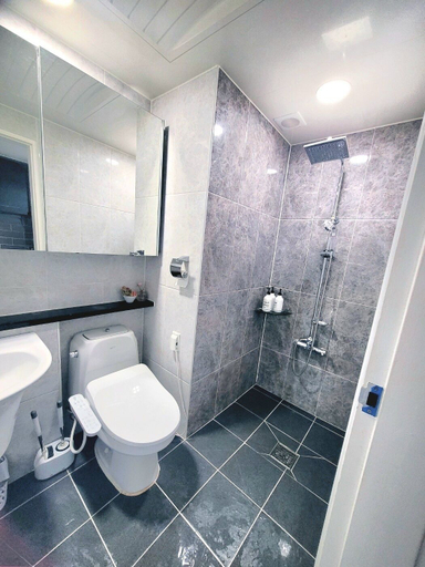 Bathroom 4, Like U, Goyang