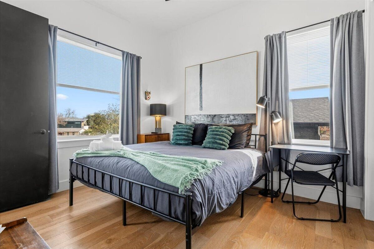 Room 1, Gladeview Dr, Travis