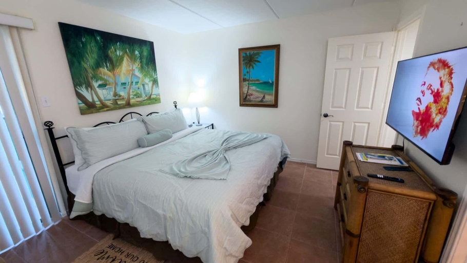 Room 4, Renovated 1st Floor Beach 250ft Pool 2 Bedroom Apts, Cameron