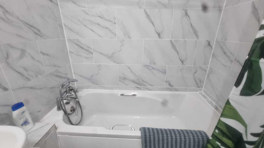 Bathroom 3, Extra Large One Bedroom Flat with Parking, London