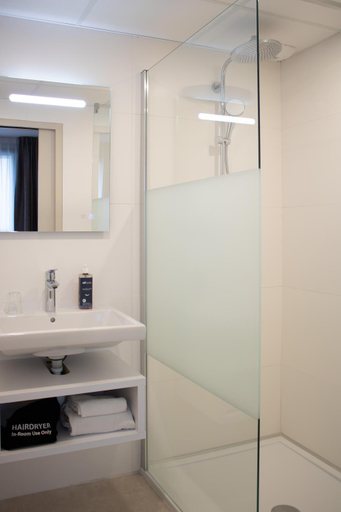 Bathroom 5, Brit Hotel Nantes La Beaujoire Parc Expo, Loire-Atlantique