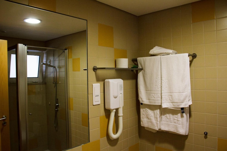 Bathroom 5, INATEL Oeiras, Oeiras