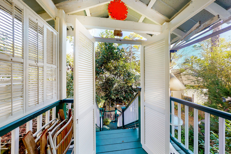 Property grounds 3, Charming Getaway w/ a Kitchenette & Free Wifi - Walk to the Beach, Glynn