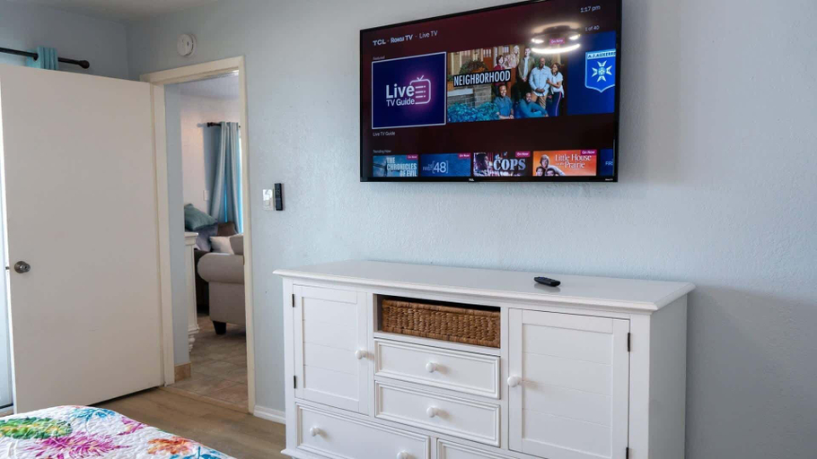 Room 4, Bayfront W/docks & Fish 3 Patios Prime Location 2 Bedroom Apts, Cameron