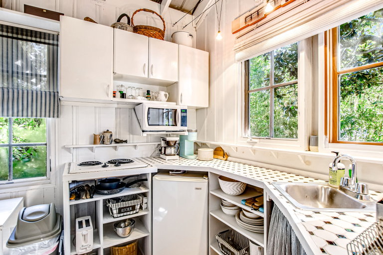 Private kitchen 5, Charming Getaway w/ a Kitchenette & Free Wifi - Walk to the Beach, Glynn
