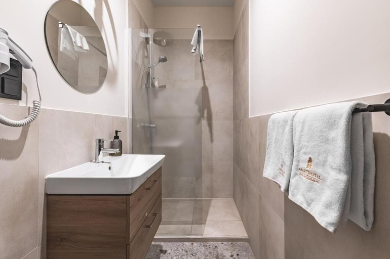 Bathroom 3, Aparthotel Stara Przędzalnia, Grodzisk Mazowiecki
