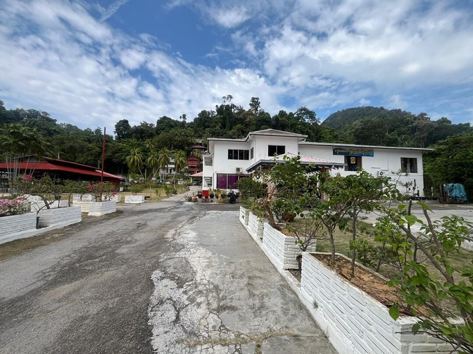 Property grounds 3, Collection O Analisa Beach Resort, Manjung