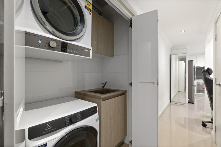 Clothes dryer, Spacious 3-Bed Apartment in the Heart of St Ives, Sydney