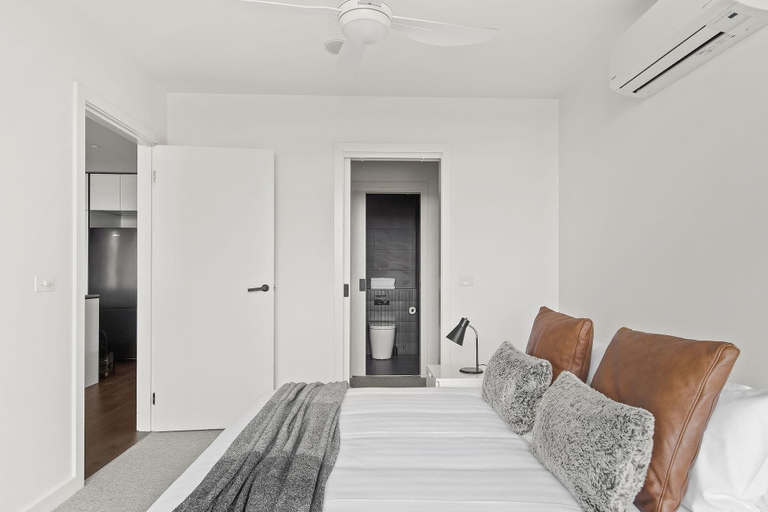 Interior 3, Central Oakleigh 2BR Apartment w Parking, Melbourne