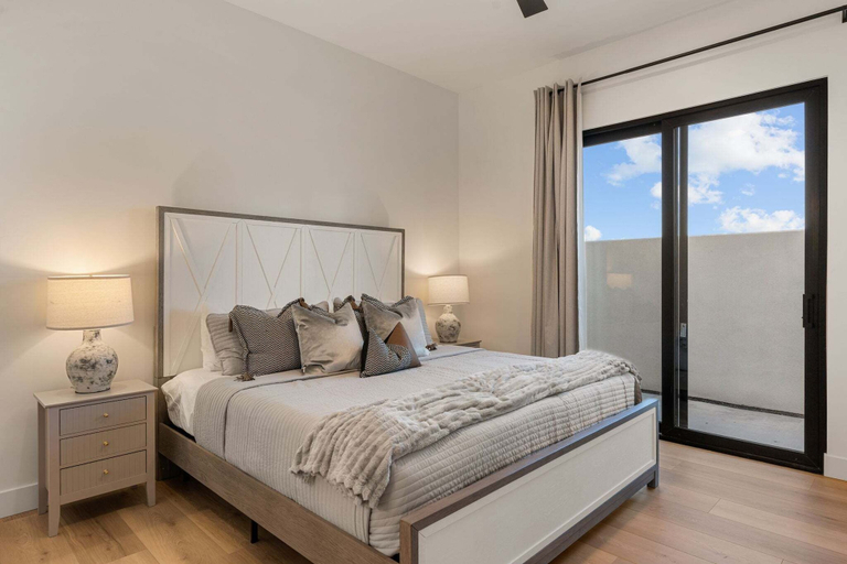 Room 4, Pickleball Penthouse 10 Bedroom Home, Washington
