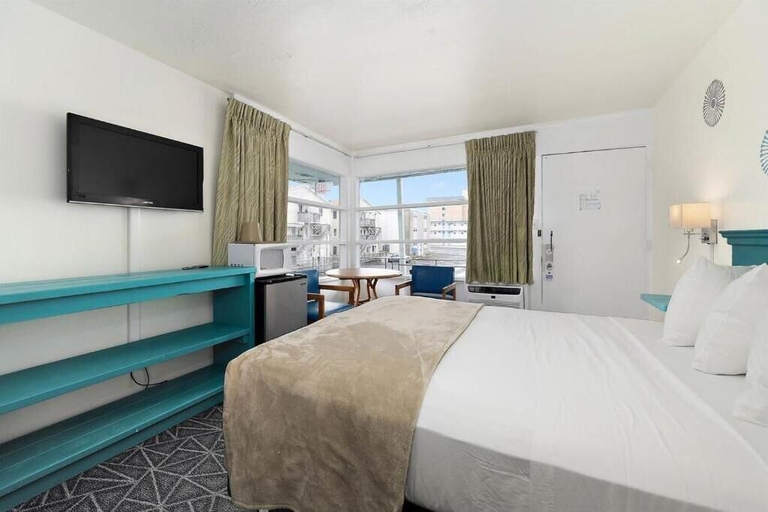 Room 4, Eden Roc Motel, Worcester