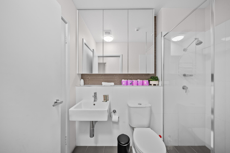 Bathroom, Bright 1-Bed Apartment in Greenway, Canberra