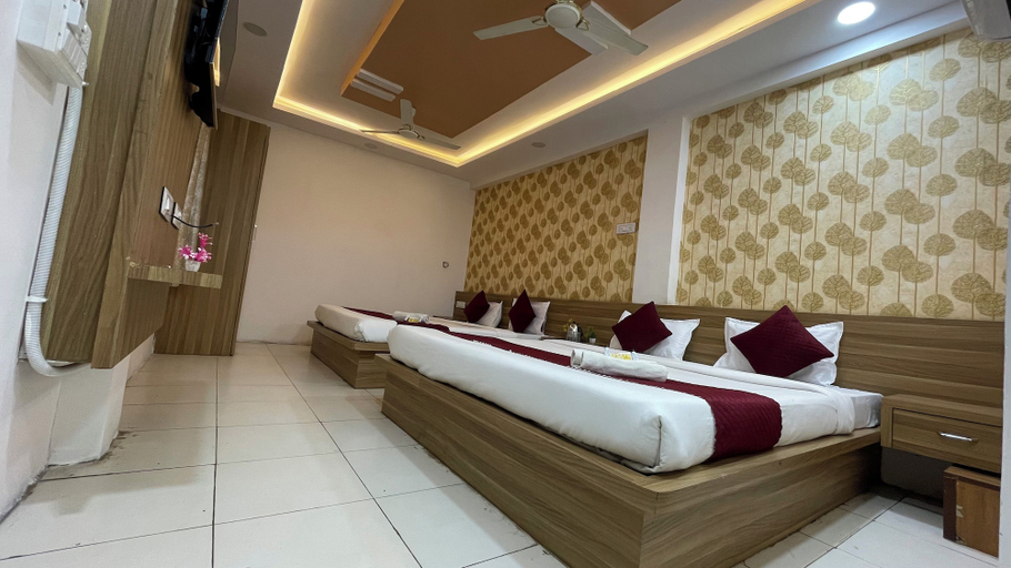 Room 2, LOTO HOTEL MAHAKAL Ujjain Tower Chowk, Ujjain