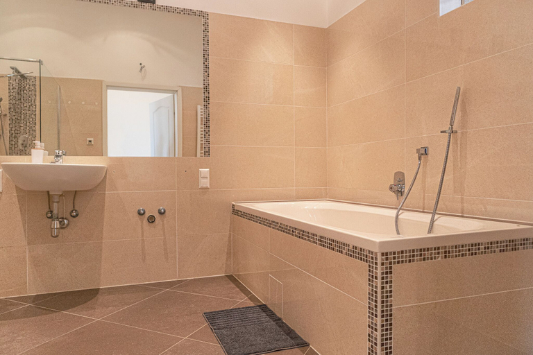 Bathroom 4, Special Vintage Apartment Near Downtown, Wien