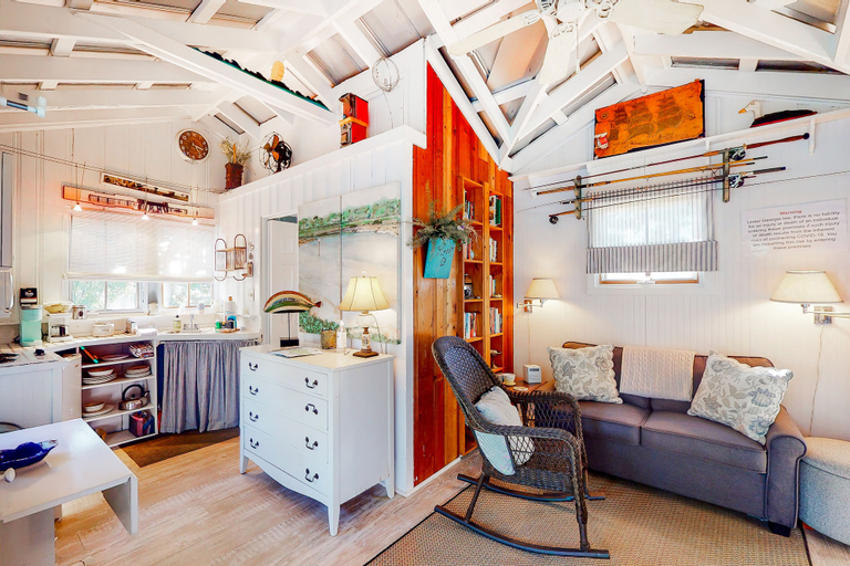 Living area, Charming Getaway w/ a Kitchenette & Free Wifi - Walk to the Beach, Glynn