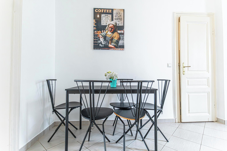 Dining 2, Affordable 2BR Apartment Near Belvedere, Wien