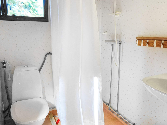 Bathroom, person holiday home in HENAN, Orust