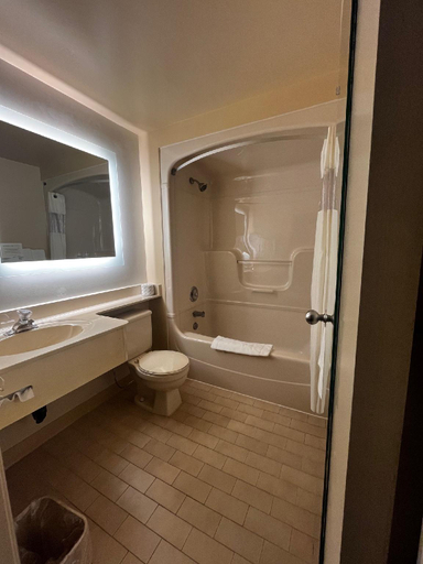 Bathroom 4, Howard Johnson by Wyndham Tillsonburg, Oxford