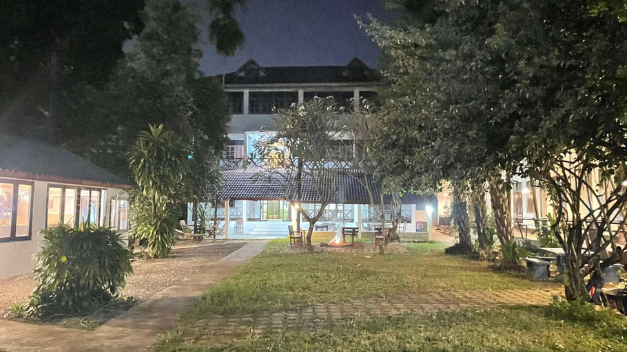 Exterior & Views