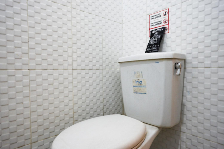 Bathroom 4, RedDoorz @ Hotel Citra Indah, Yogyakarta