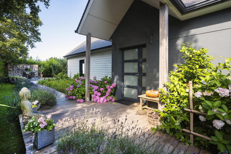 Exterior & Views