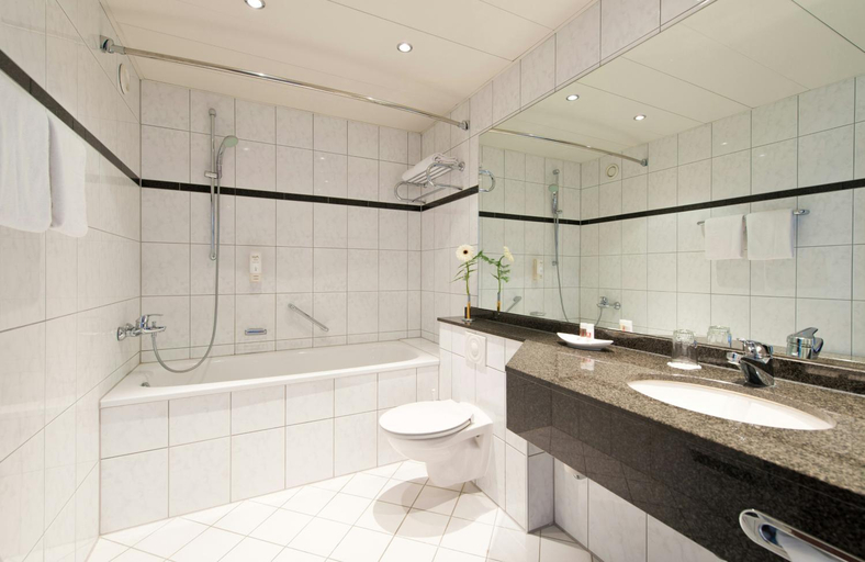 Bathroom 3, Leonardo Hotel Koln Airport, Köln