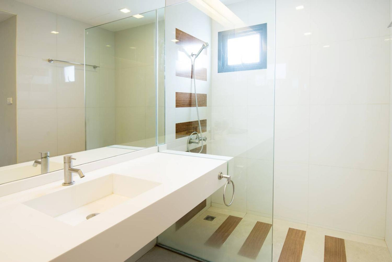 Bathroom 4, Fisherman's Resort, Ban Laem