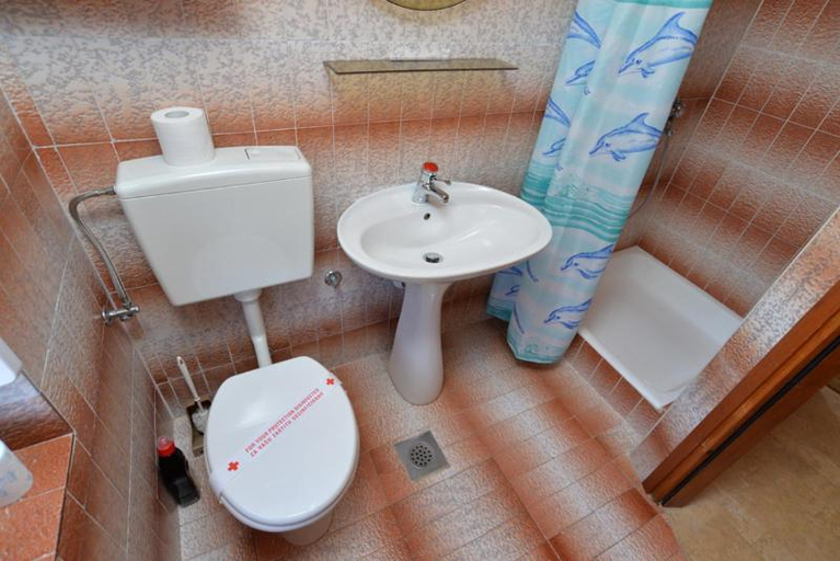Bathroom 3, Apartment 667, Medulin