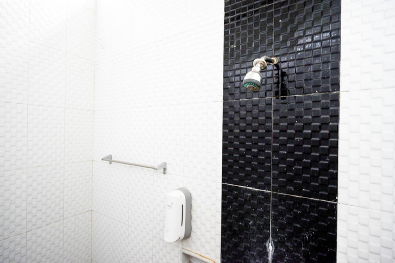 Bathroom 4, RedDoorz @ Hotel Citra Indah, Yogyakarta