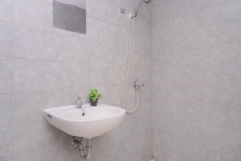 Bathroom 2, Simple Style Studio at Prima Orchard Apartment By Travelio, Bekasi